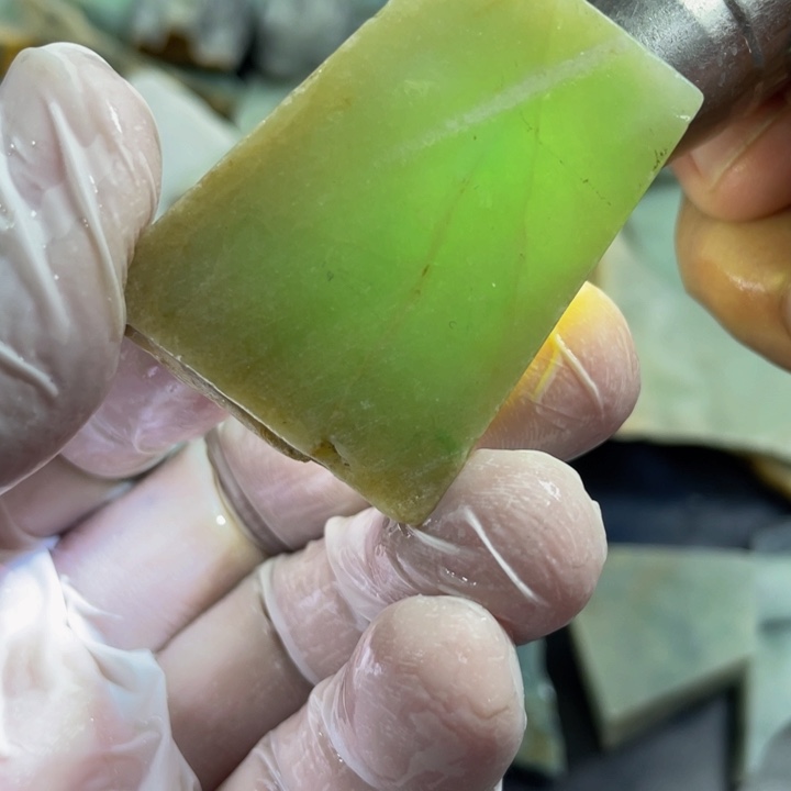 翡翠颈饰未镶嵌天然翡翠边角料