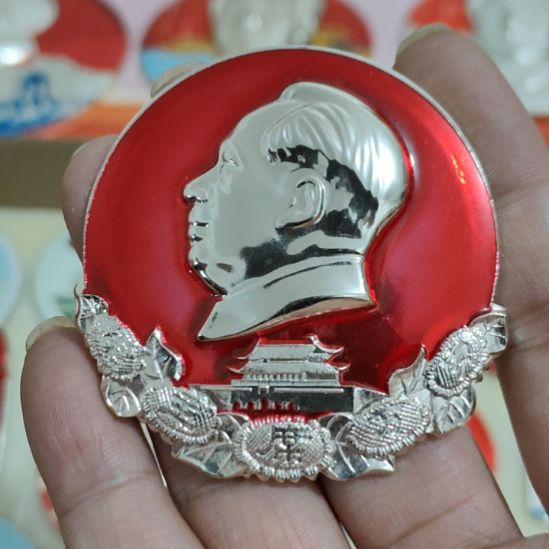 用***7其他普通金属圆形红色人物像章