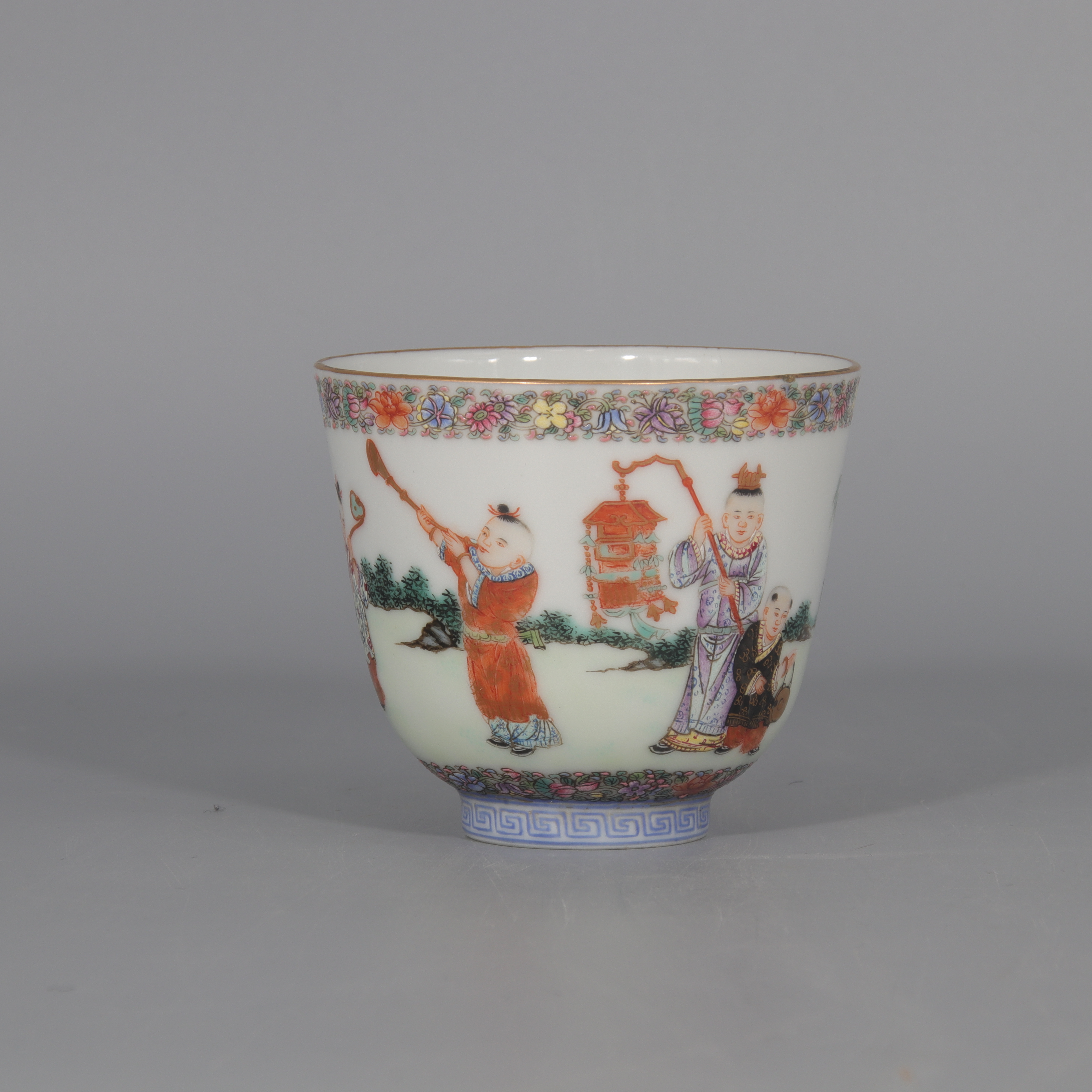 粉彩描金婴戏纹杯  H412-383