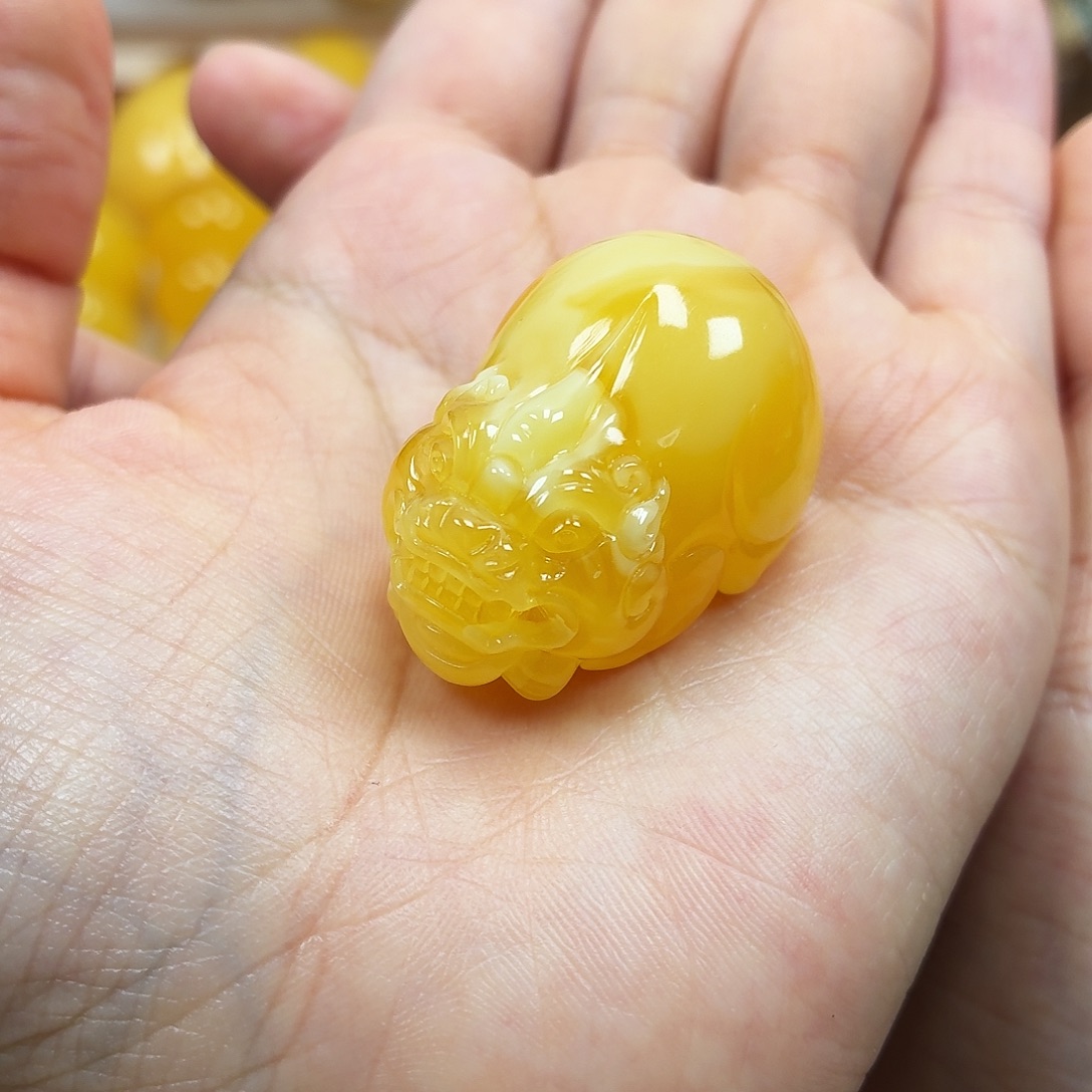 蜜蜡未镶嵌颈饰焦皮浓蜡妖花貔貅