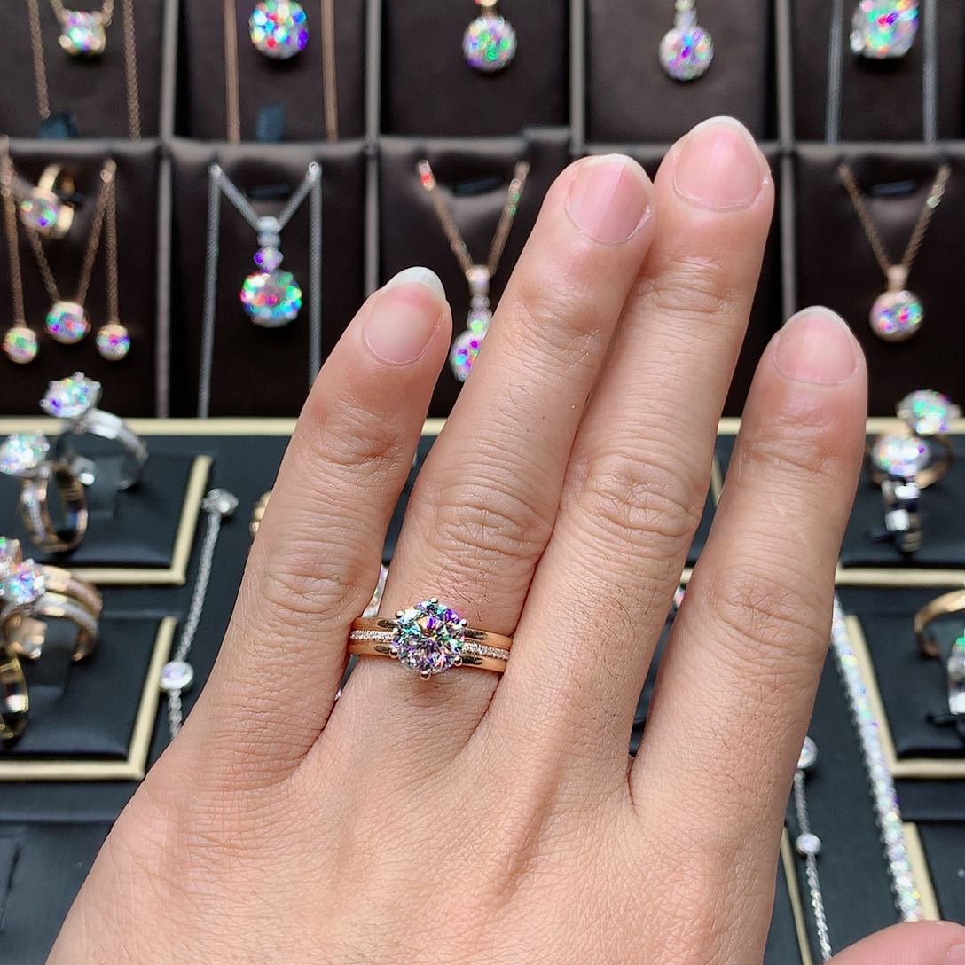 合成碳硅石（莫桑石）戒指/指环18K金镶嵌两**妈