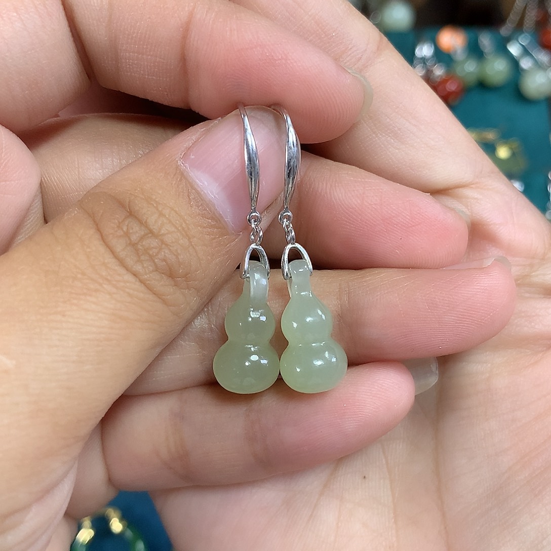 银S925镶嵌和田玉耳饰葫芦卡18左右