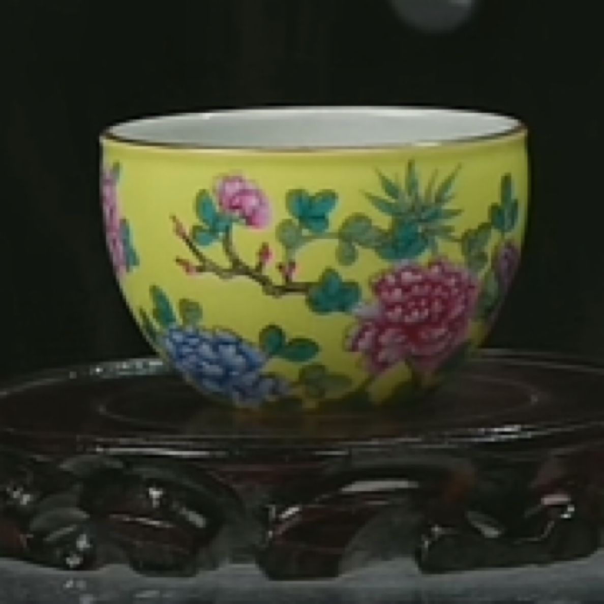 M黄地粉彩折枝花卉纹卧足杯