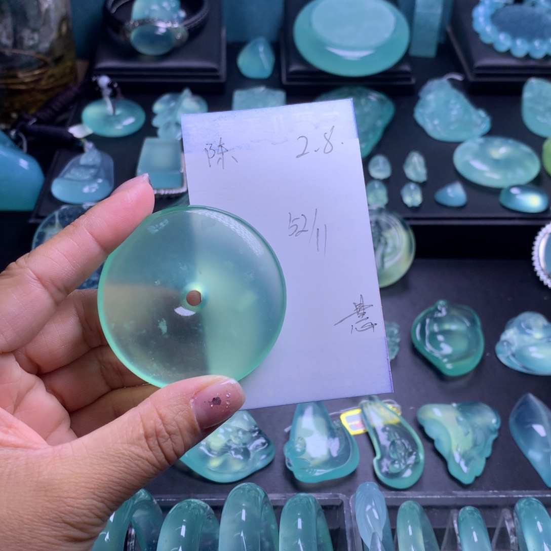 蛇纹石玉吊坠未镶嵌陈