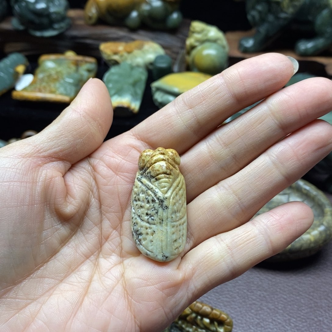 未镶嵌岫岩河磨玉（透闪石质玉）把件