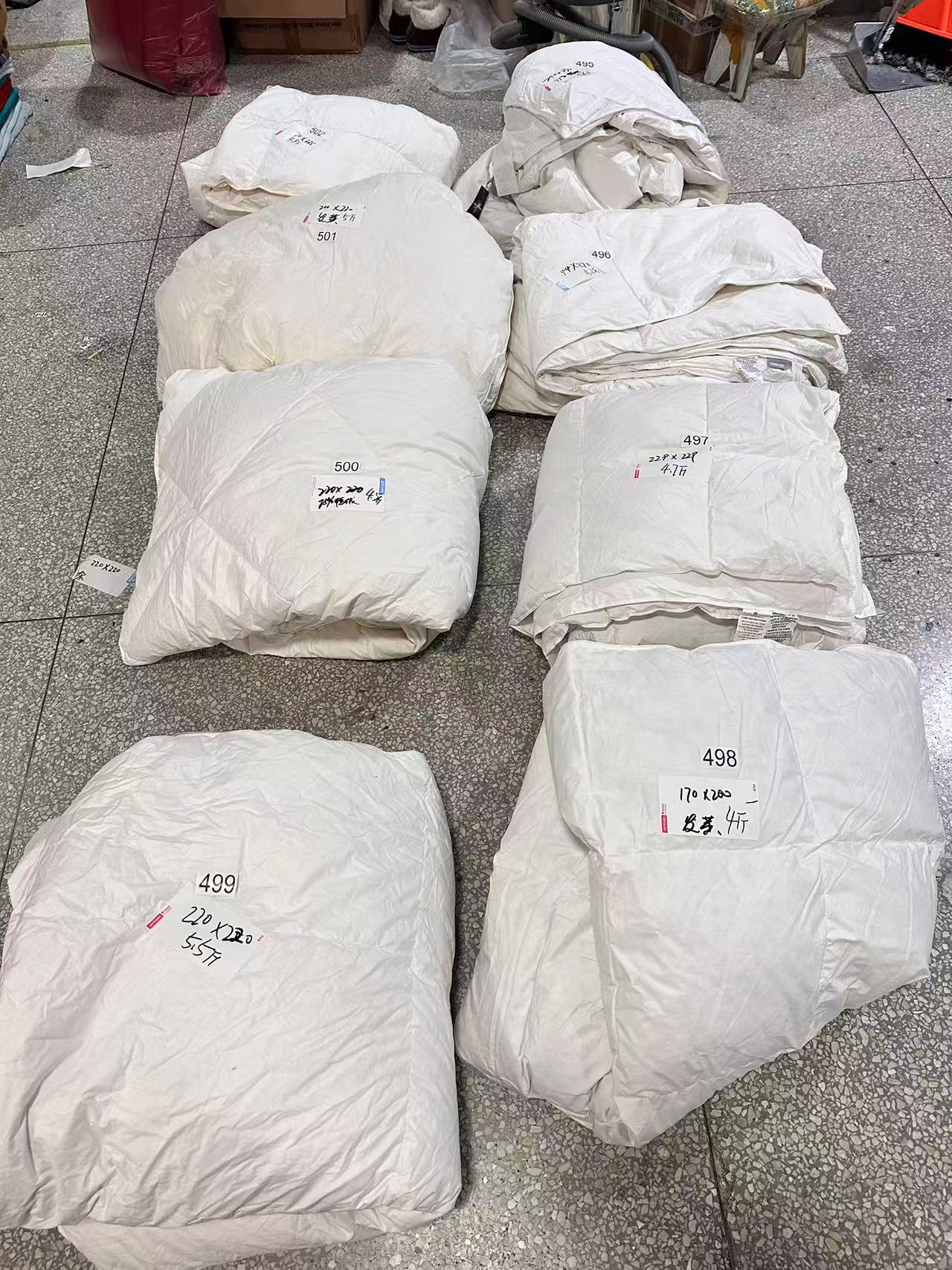 《厚广家》3楼杂款多尺寸羽绒被 发一个 不挑款 编号495-502