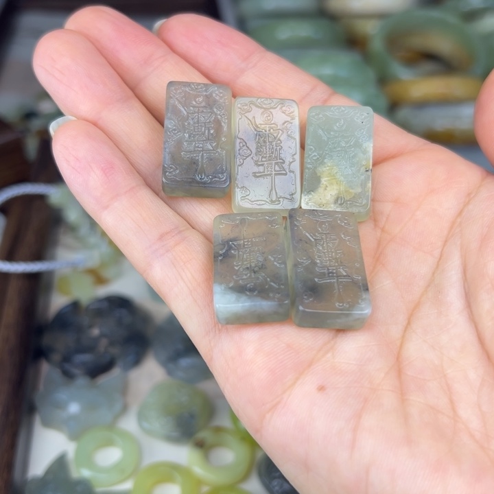 蛇纹石玉未镶嵌颈饰