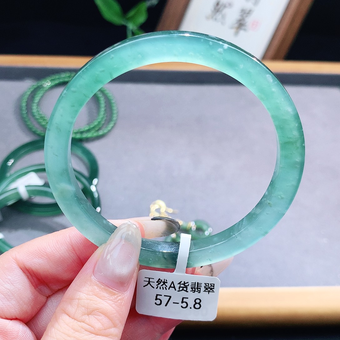翡翠手镯（圆镯）未镶嵌