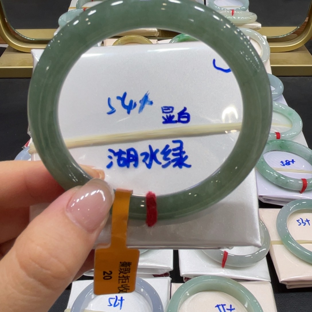 翡翠手镯未镶嵌翡翠