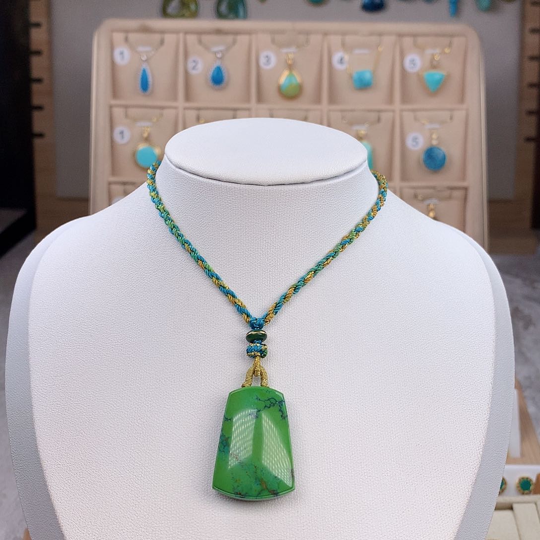 绿松石颈饰未镶嵌