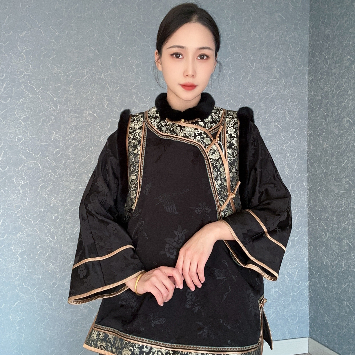 新款秋冬手工真兔毛如意头提花新缎手工纳棉马甲T251011