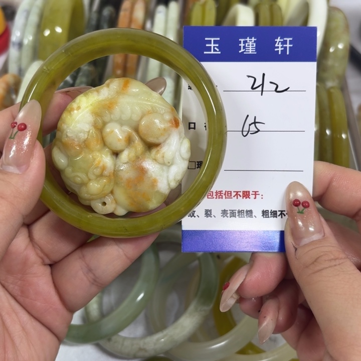 张***云蛇纹石玉未镶嵌手镯