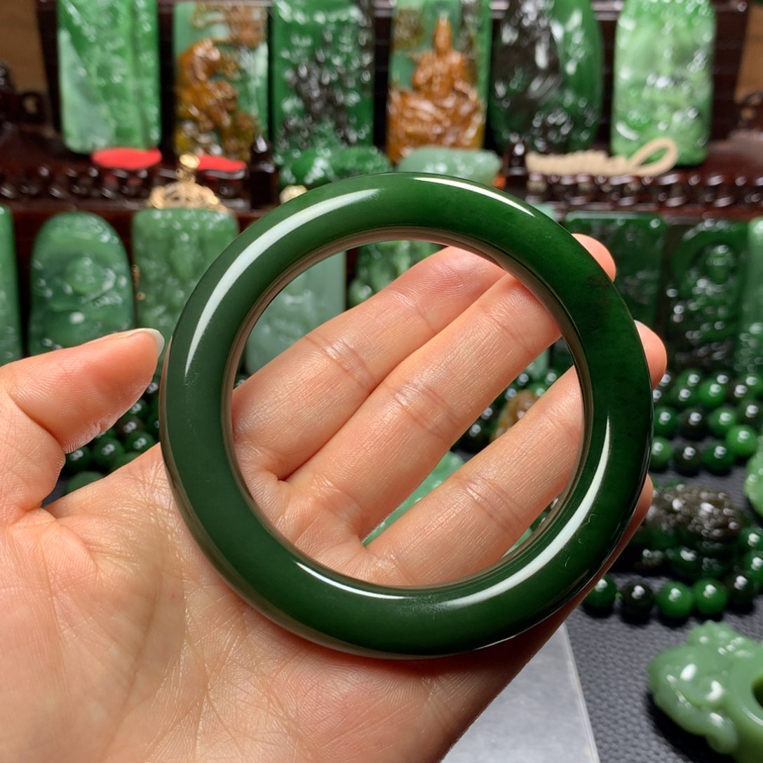 和田玉手镯未镶嵌悦*?