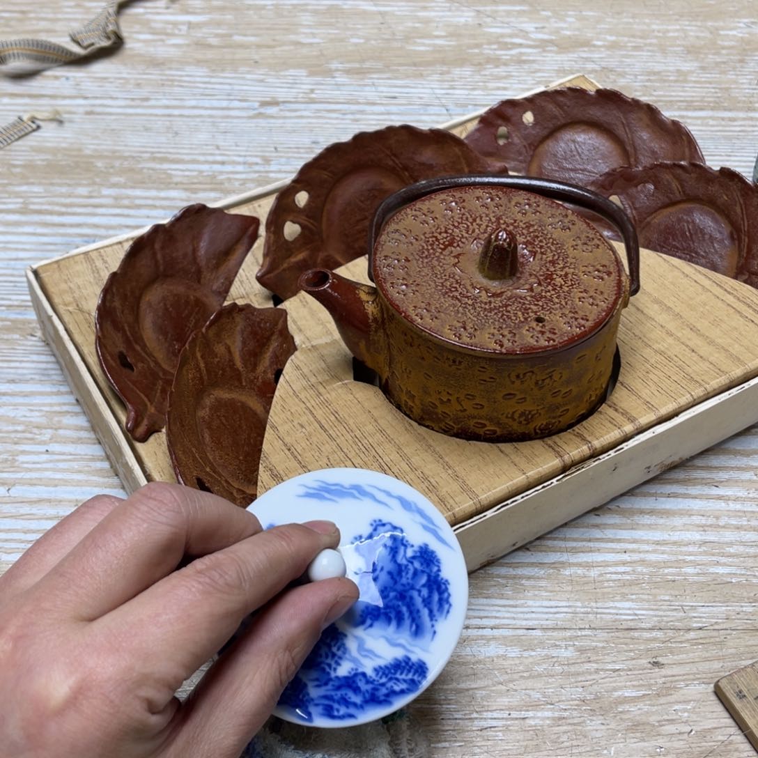 瓷片密密麻麻地排列着一个