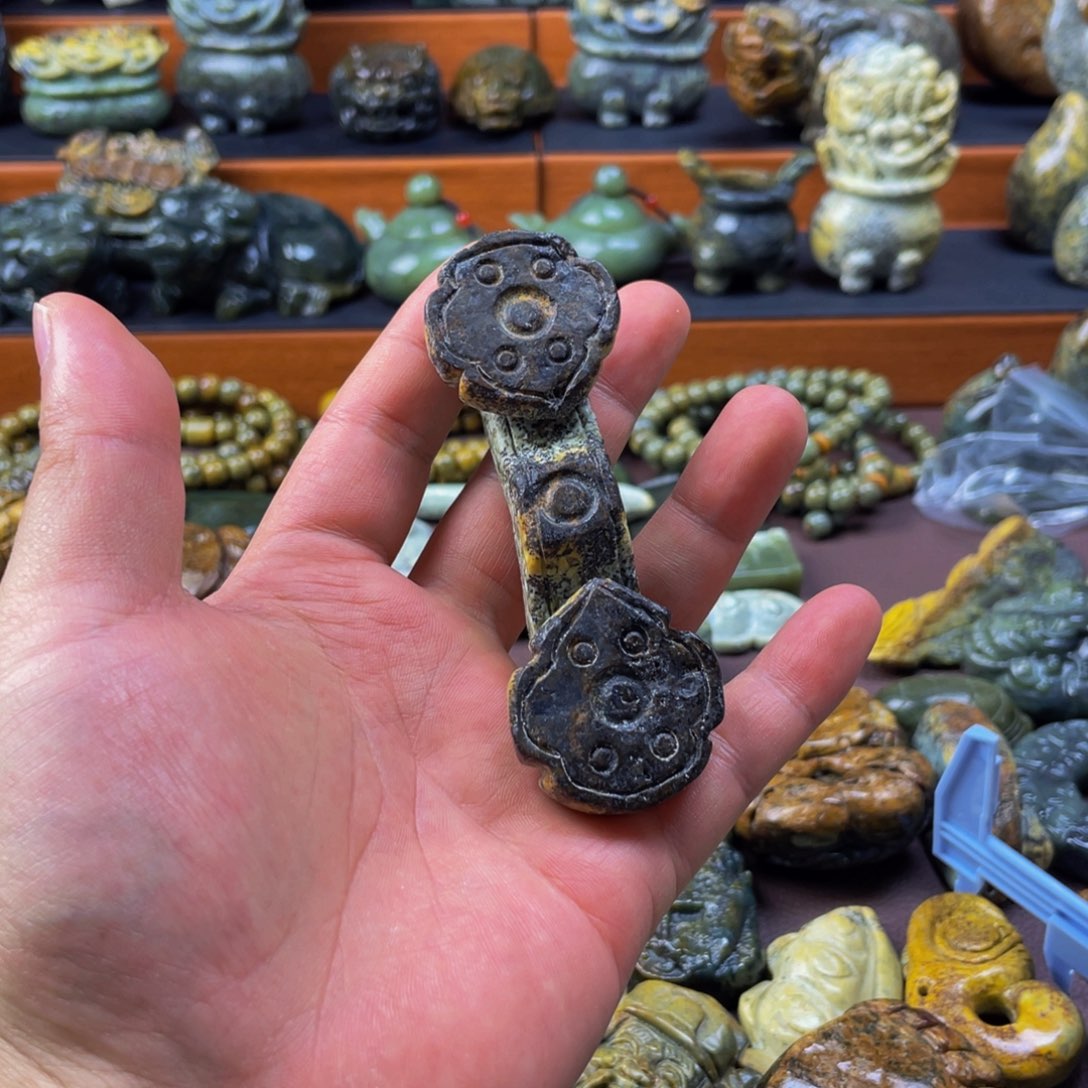 【闪购商品】未镶嵌岫岩河磨玉（透闪石质玉）挂件