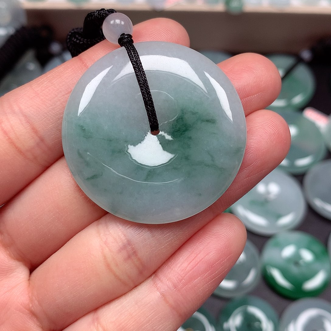 翡翠颈饰未镶嵌青**?平安扣
