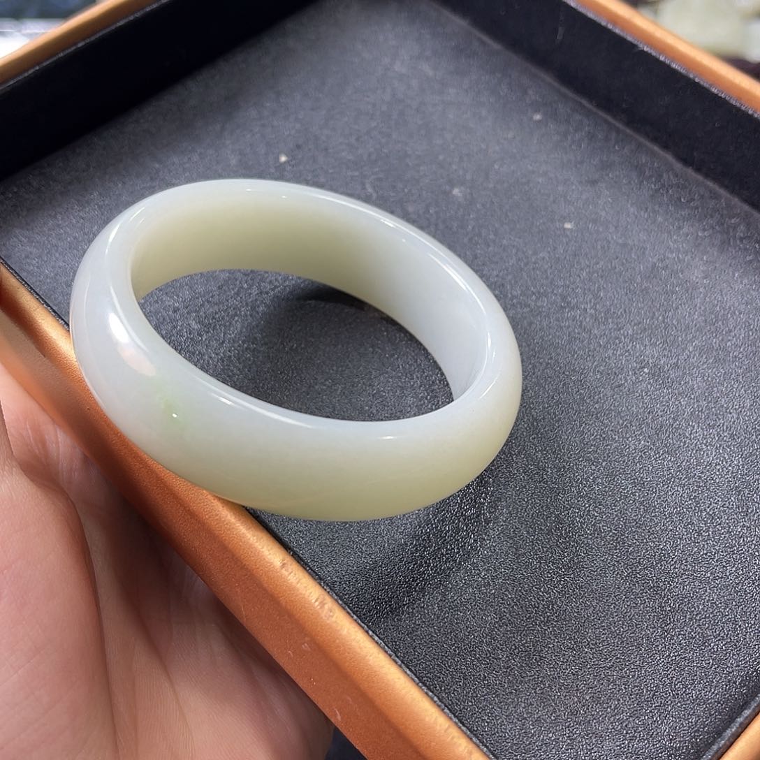 和田玉新疆且末高青白手镯带翠多样性发一未镶嵌