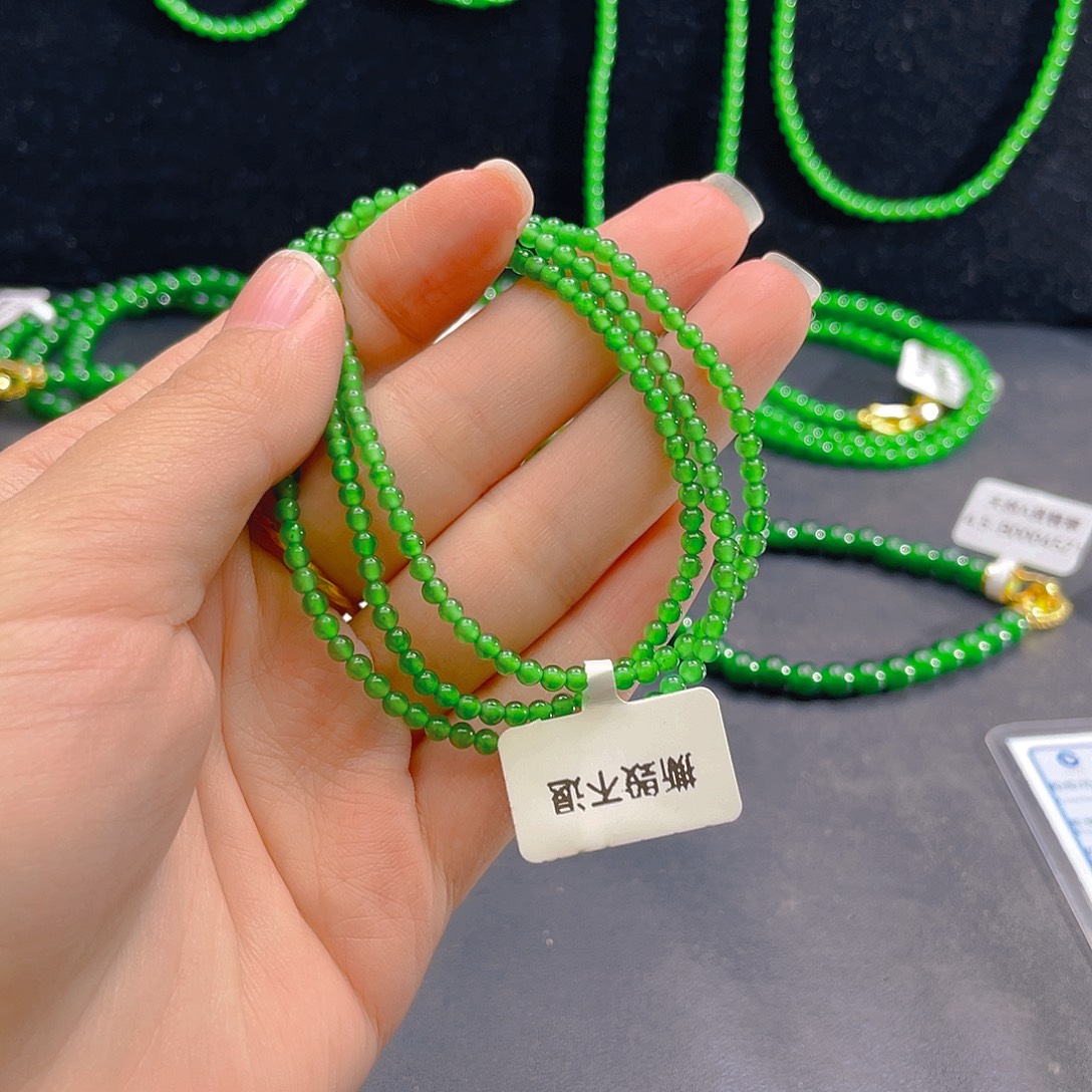 翡翠未镶嵌颈饰   