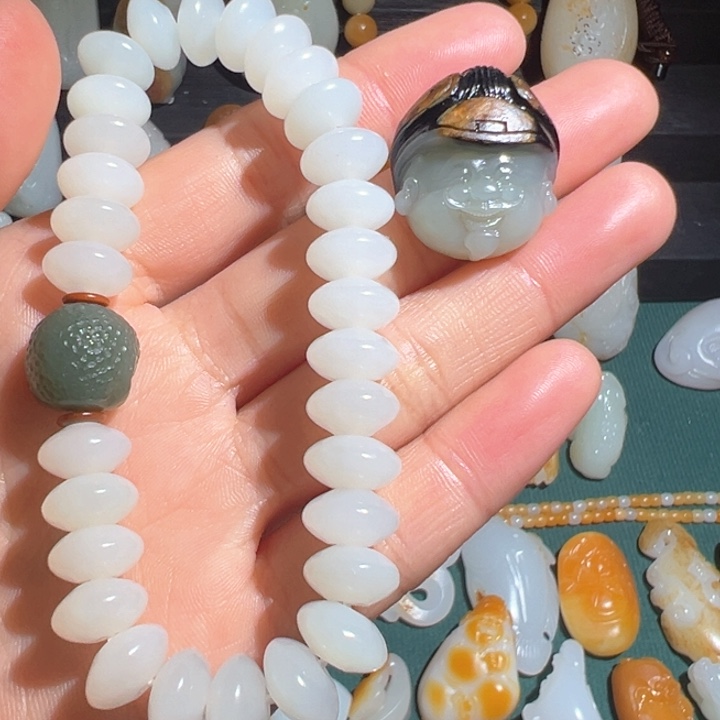 和田玉挂件未镶嵌黑****?