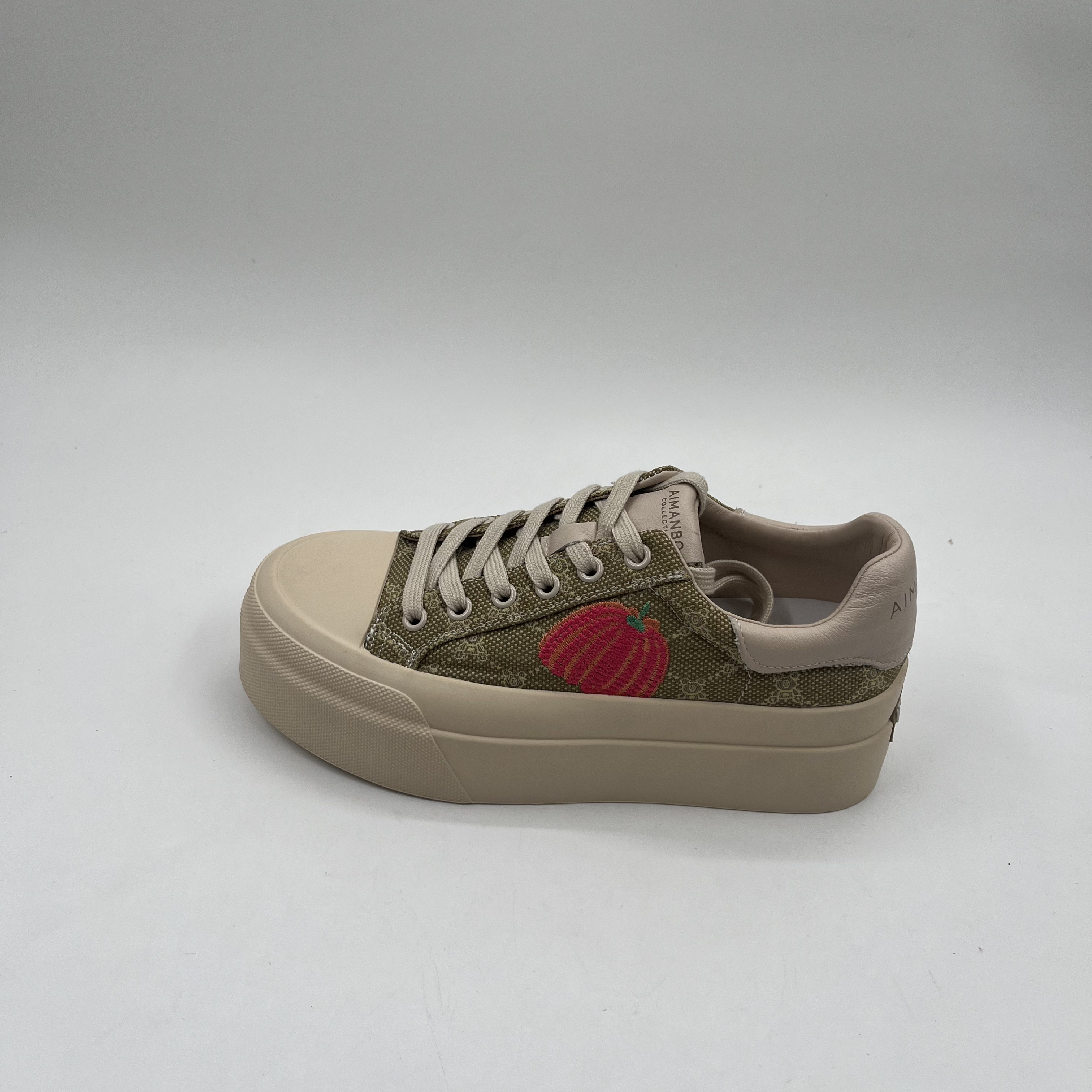 漫步佳人时尚款休闲百搭板鞋352193558E