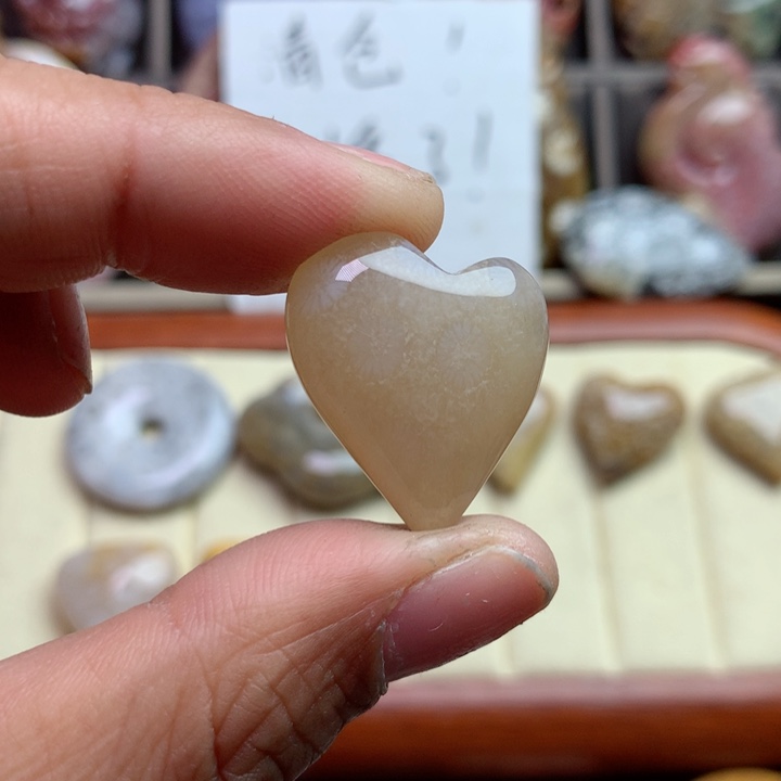 硅化珊瑚（珊瑚玉）颈饰足银镀金镶嵌