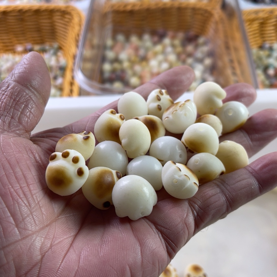 白玉菩提吊坠瑕疵17炭烤猫爪13颗