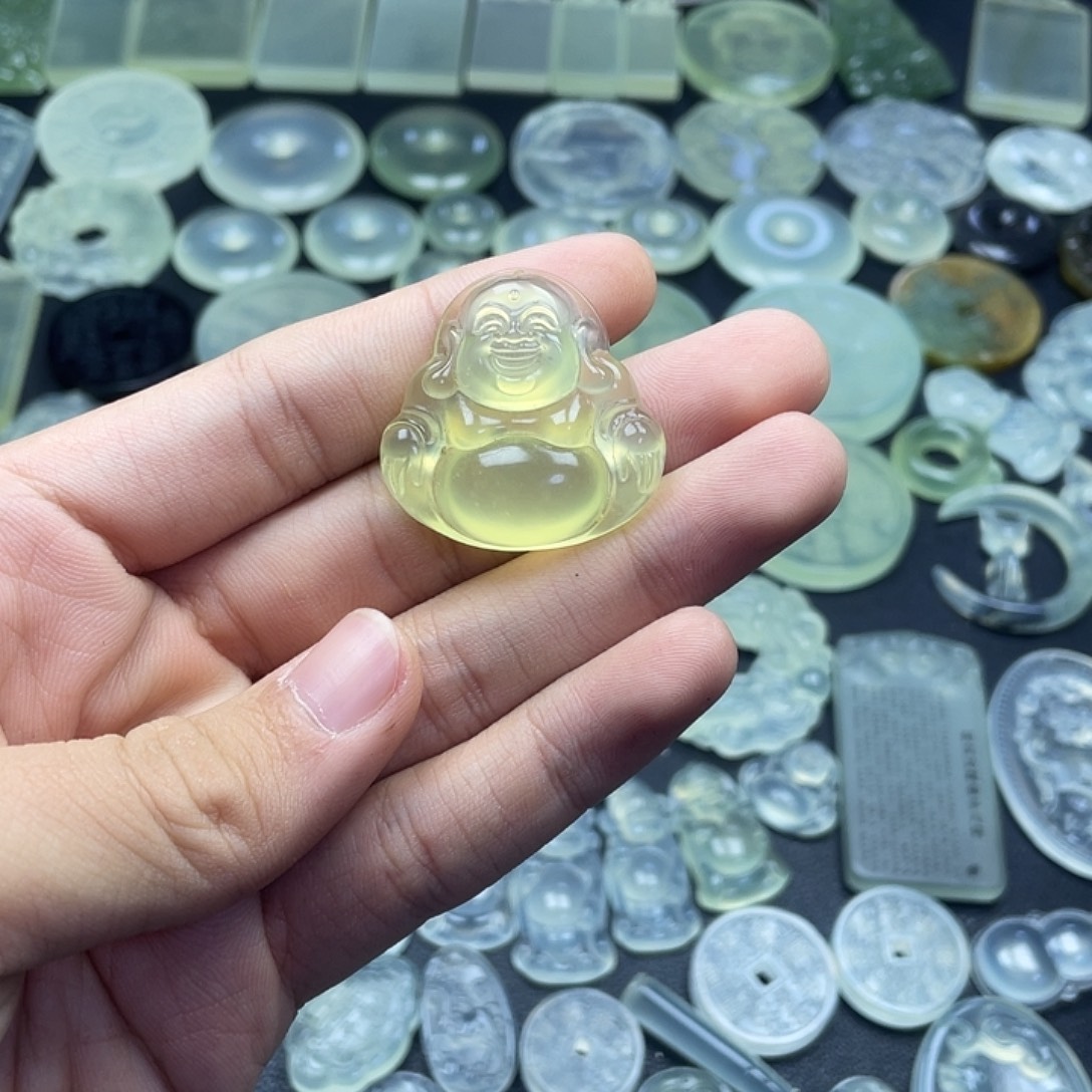 岫玉未镶嵌颈饰佛公