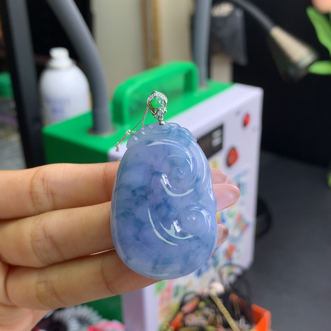 湛***蓝翡翠18K金镶嵌颈饰