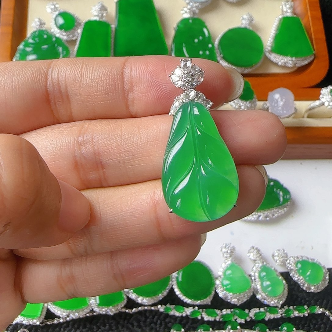 翡翠18K金镶嵌颈饰吊坠