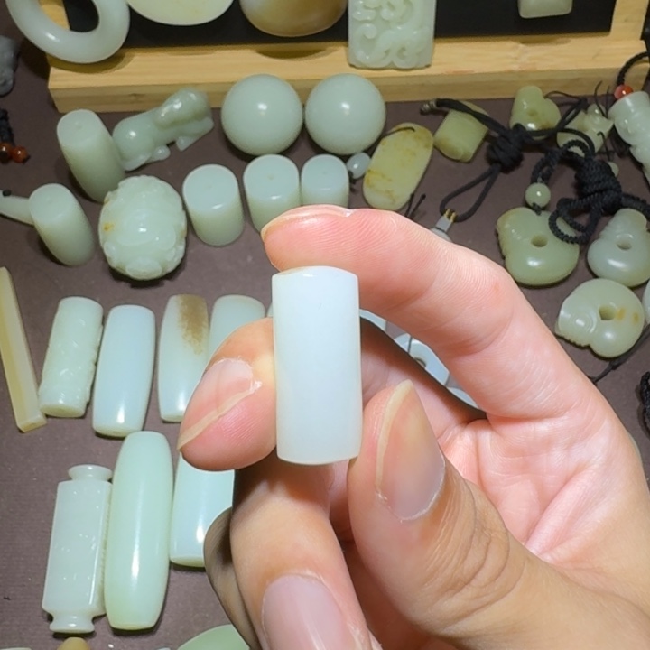 六***鱼颈饰未镶嵌和田玉