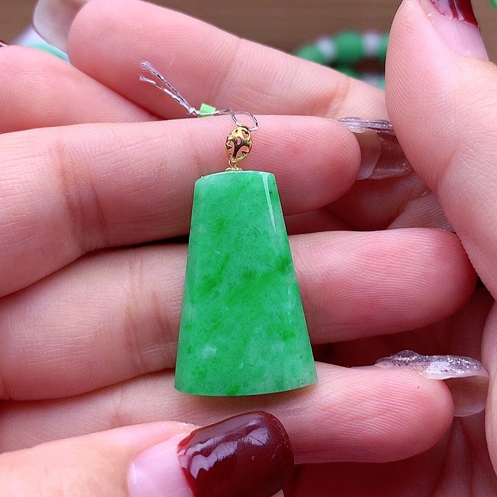 翡翠颈饰18K金镶嵌翡翠