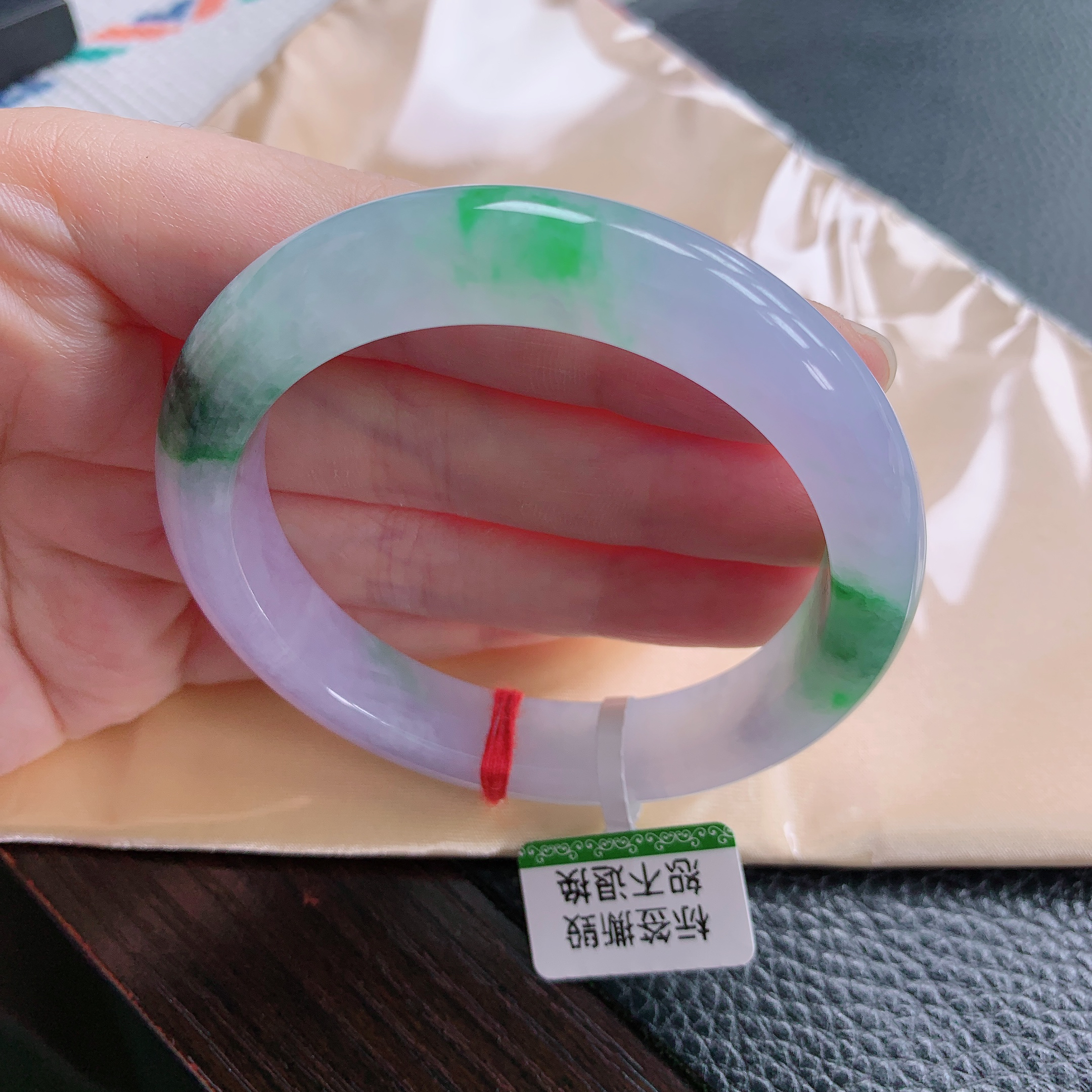 天然缅甸A货纯天然翡翠 正品时尚冰糯底春带彩飘阳绿56圈宽边手镯
