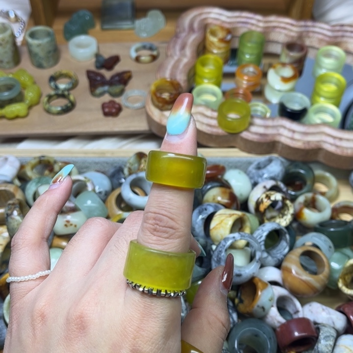 轩***.蛇纹石玉未镶嵌戒圈