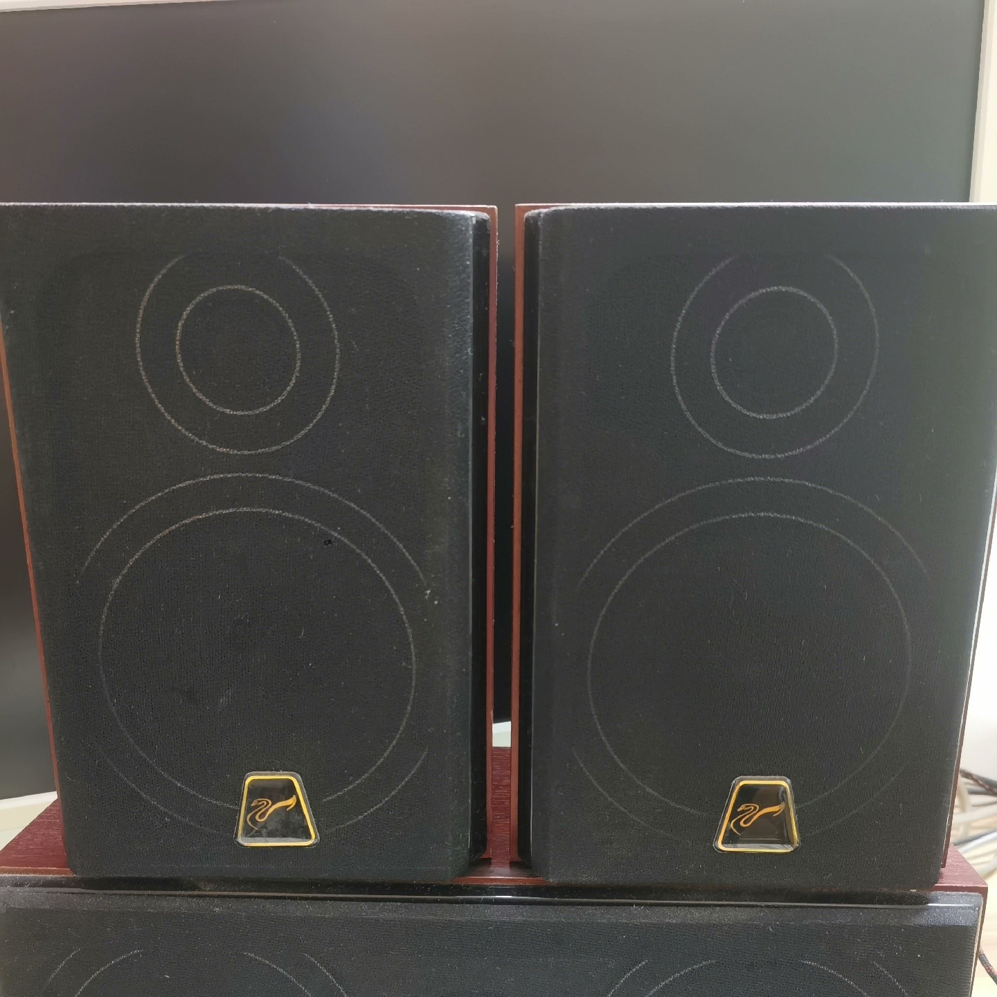 8新  惠威书架一对，不包邮费，不支持七天无理由退货