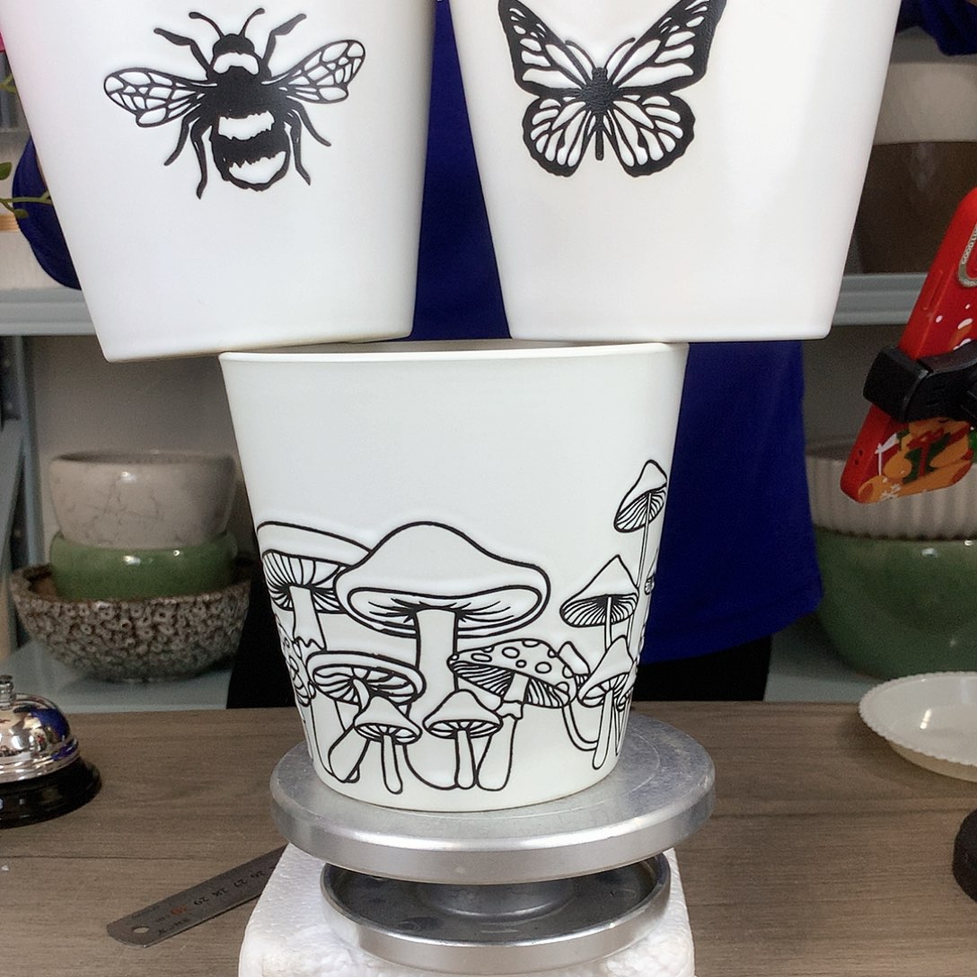 红陶蘑菇+蜜蜂+蝴蝶图案花盆15x14三个花盆