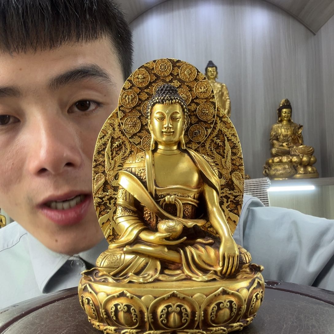 孛**斤佛像的造型和造型