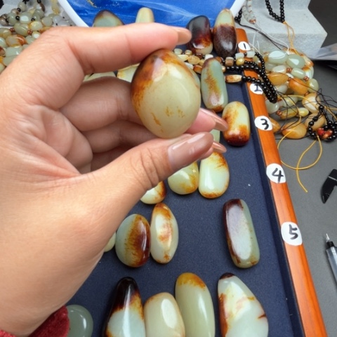 和田玉颈饰未镶嵌可****?