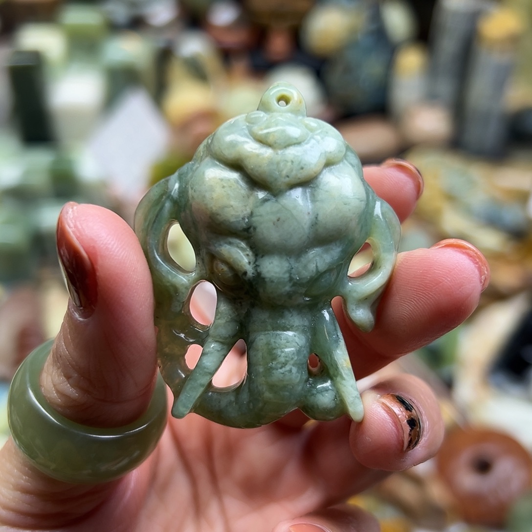 岫玉未镶嵌颈饰兰吉祥发财象