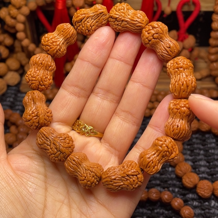 木质类龙纹桃枭挂件