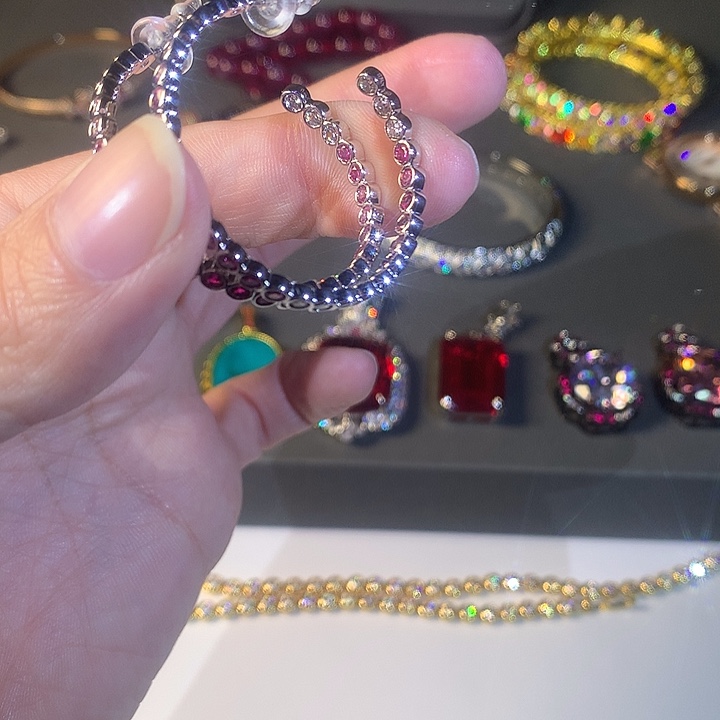 非金属69耳钉。              