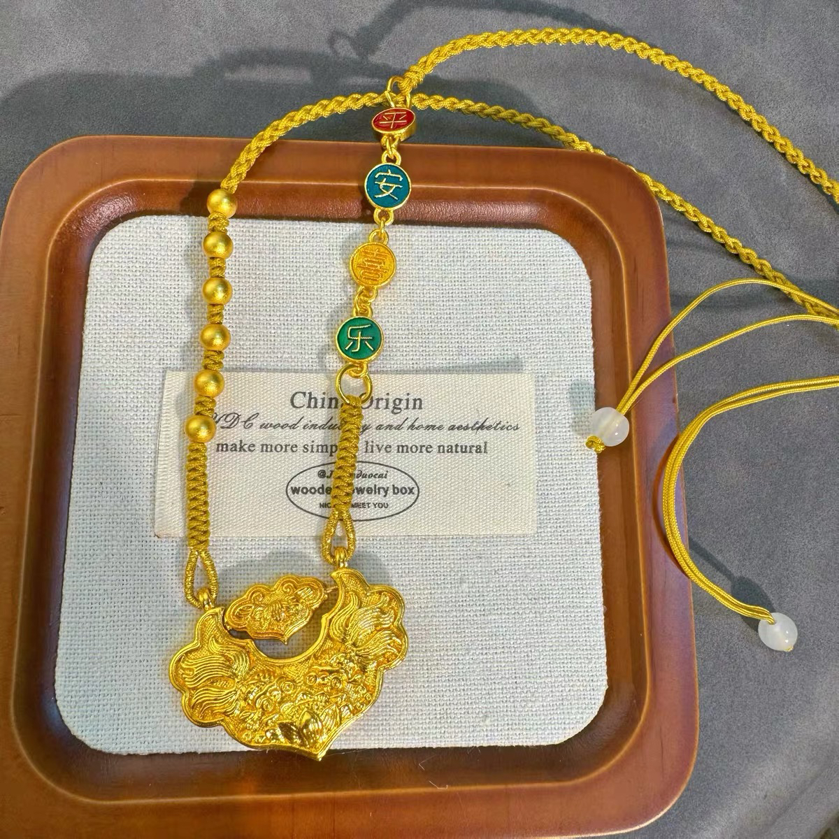 合金布艺项链 合金材质锦鲤锁搭配黄色平安喜乐绳子项链