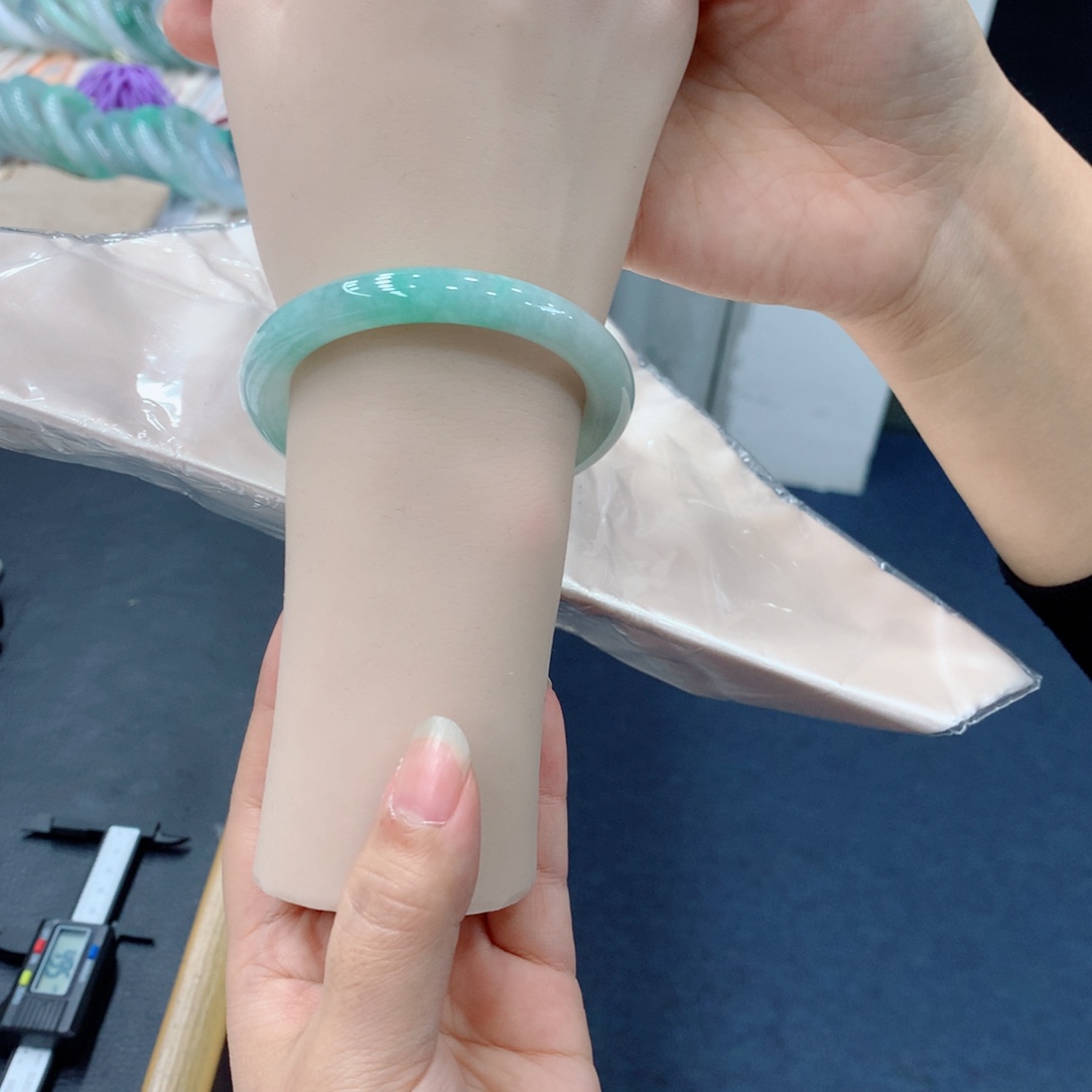 翡翠未镶嵌手镯48小时