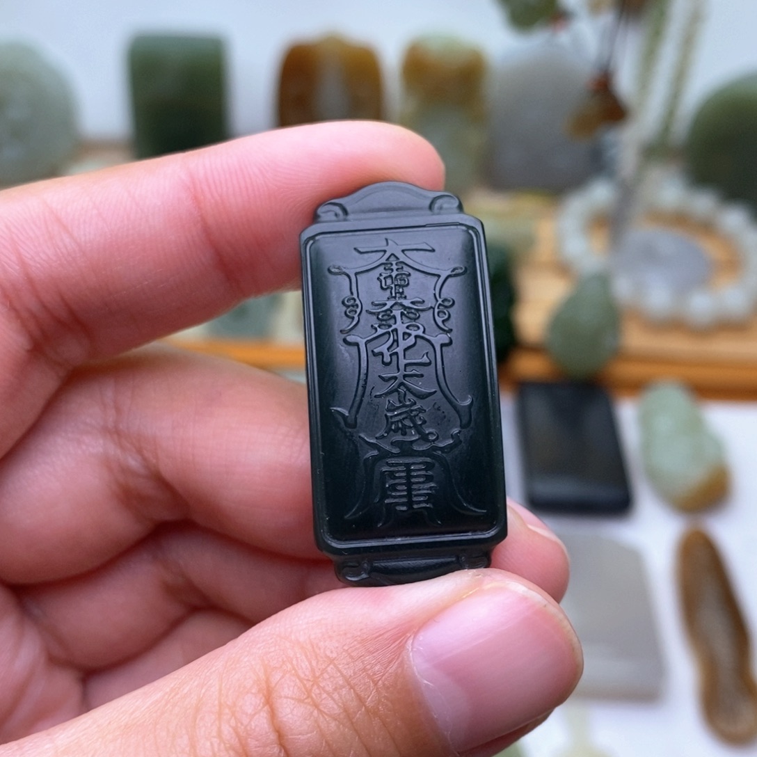 冬***天和田玉未镶嵌颈饰