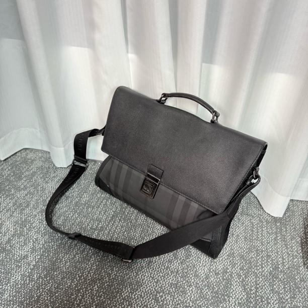 95新 BURBERRY/博柏利 so black 手提斜挎公文包