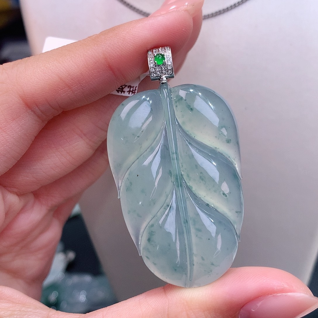 颈饰18K金镶嵌翡翠冰胶飘花大叶子