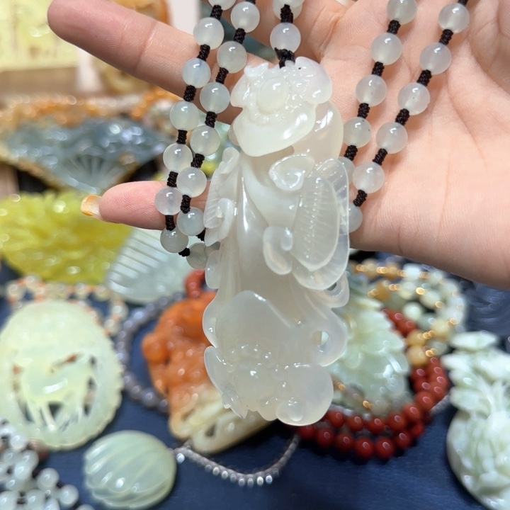 未镶嵌蛇纹石玉吊坠