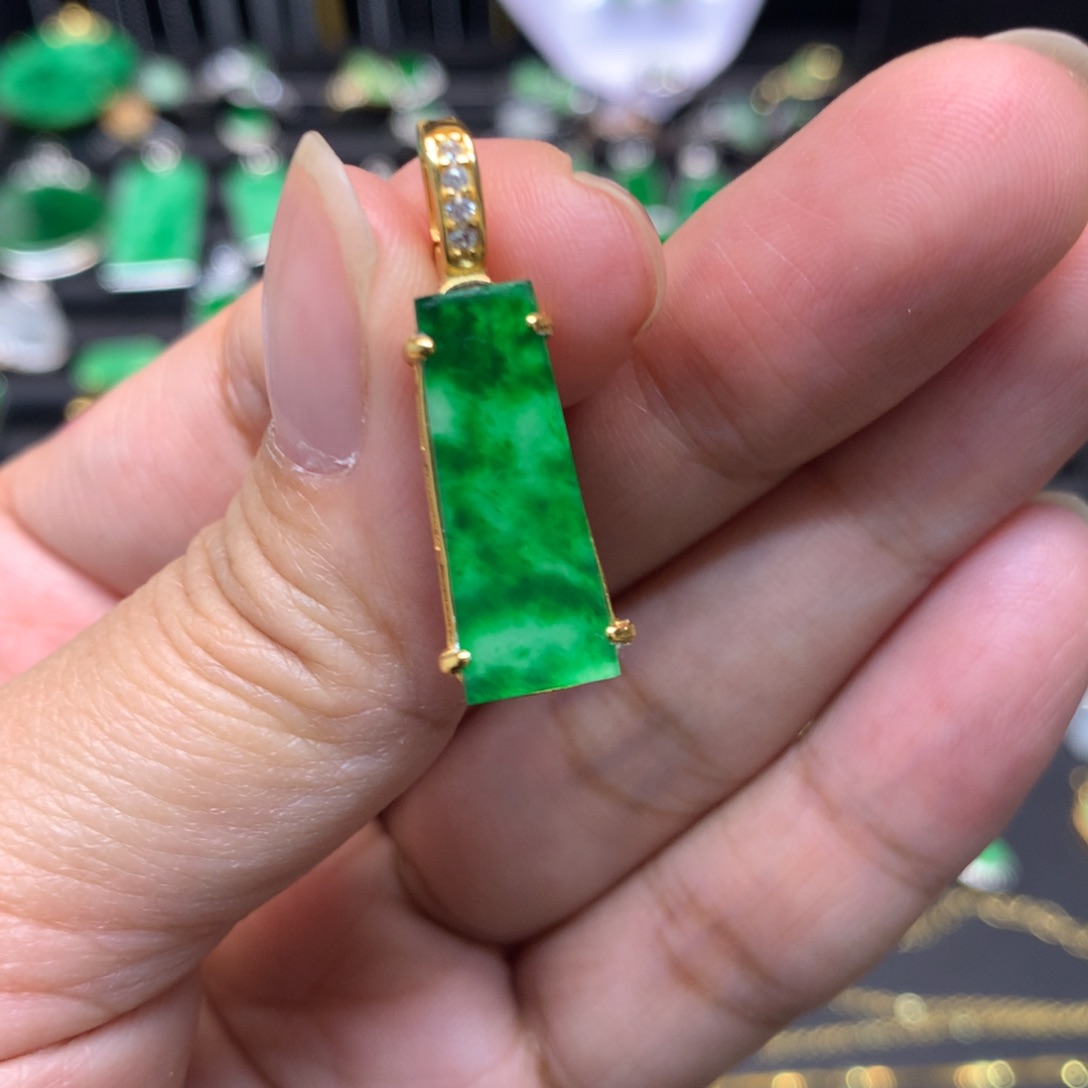 翡翠未镶嵌颈饰有纹裂