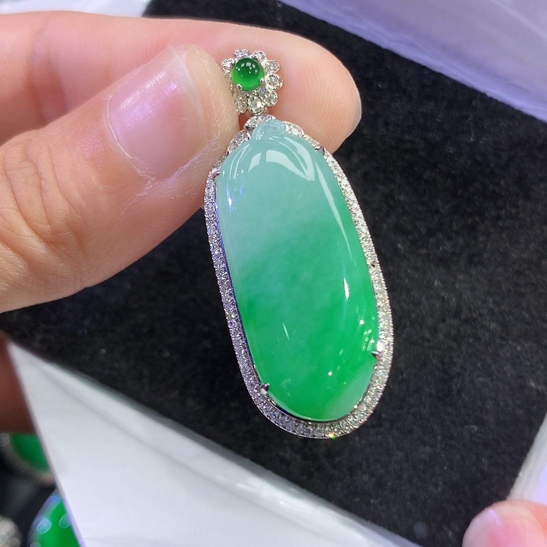 翡翠18K金镶嵌吊坠(赠链)