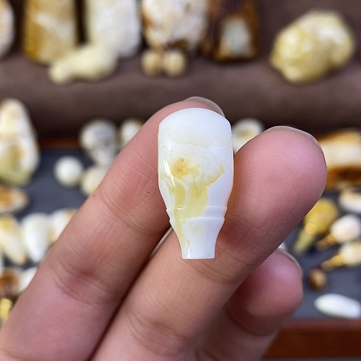 琥珀裸石未镶嵌11三通y56