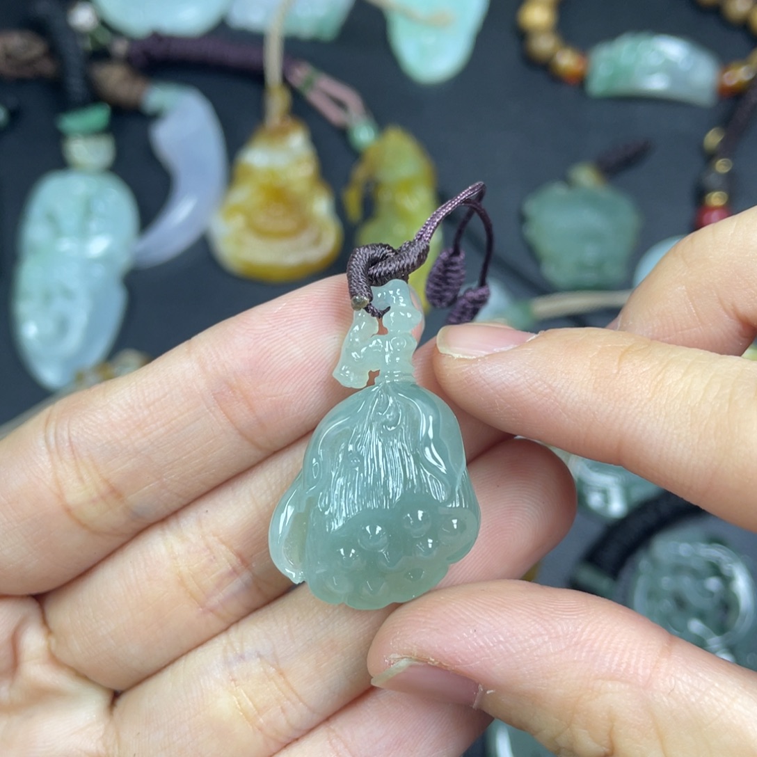 翡翠未镶嵌颈饰莲蓬吊坠